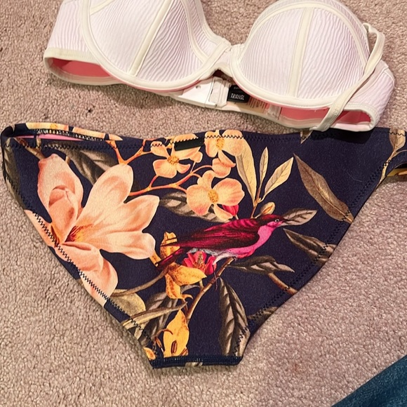 Triangl bikini with tropical bottom and white top - Picture 5 of 5
